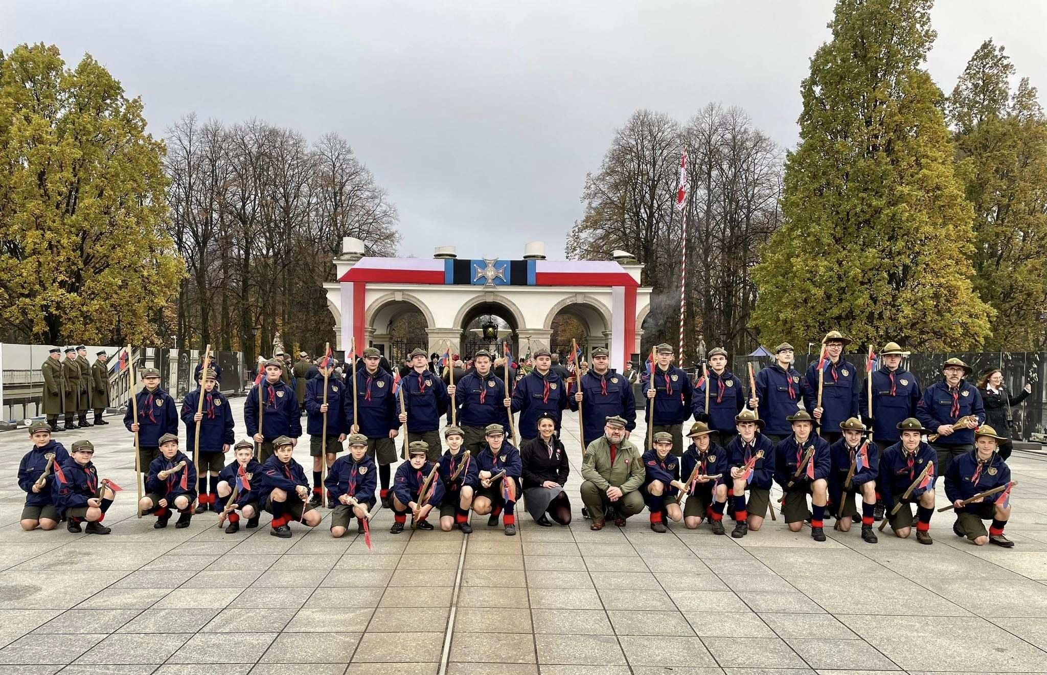 Zdjęcie pod grobem nieznanego żołnierza w Warszawie po uroczystościach 11 listopada w 2023 roku